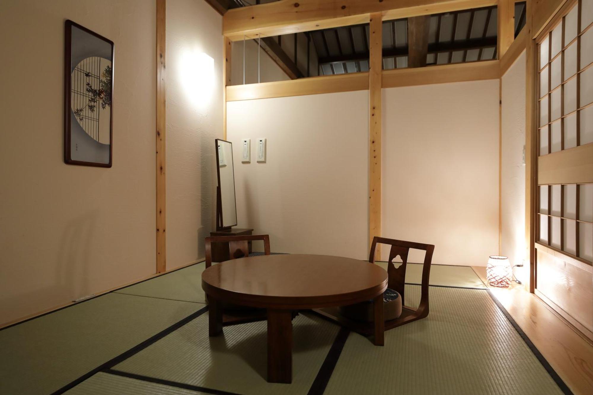Miyama Ouan Kyoritsu Resort Takayama  Eksteriør bilde A traditional Japanese room with a table and a chair
