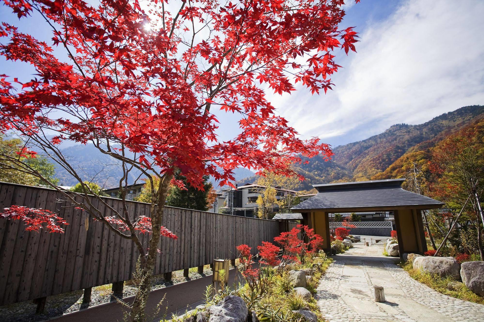 Miyama Ouan Kyoritsu Resort Takayama  Eksteriør bilde Autumn colours at the hot spring resort of Ōwakudani